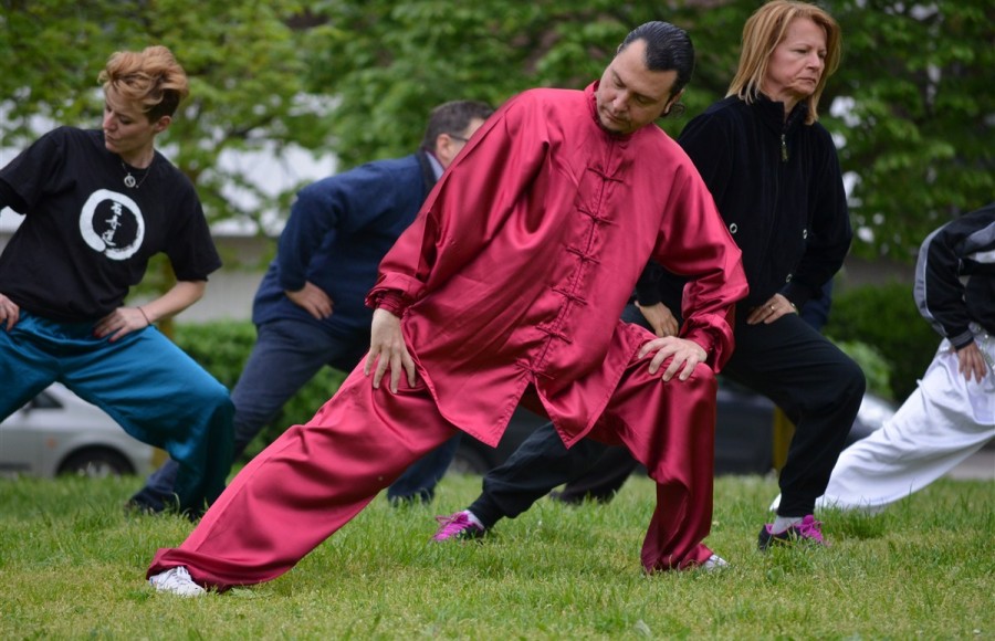 Ba Duan Jin - Eight Pieces of Brocade - Qi Gong...